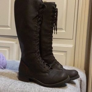 Knee combat boots in olive